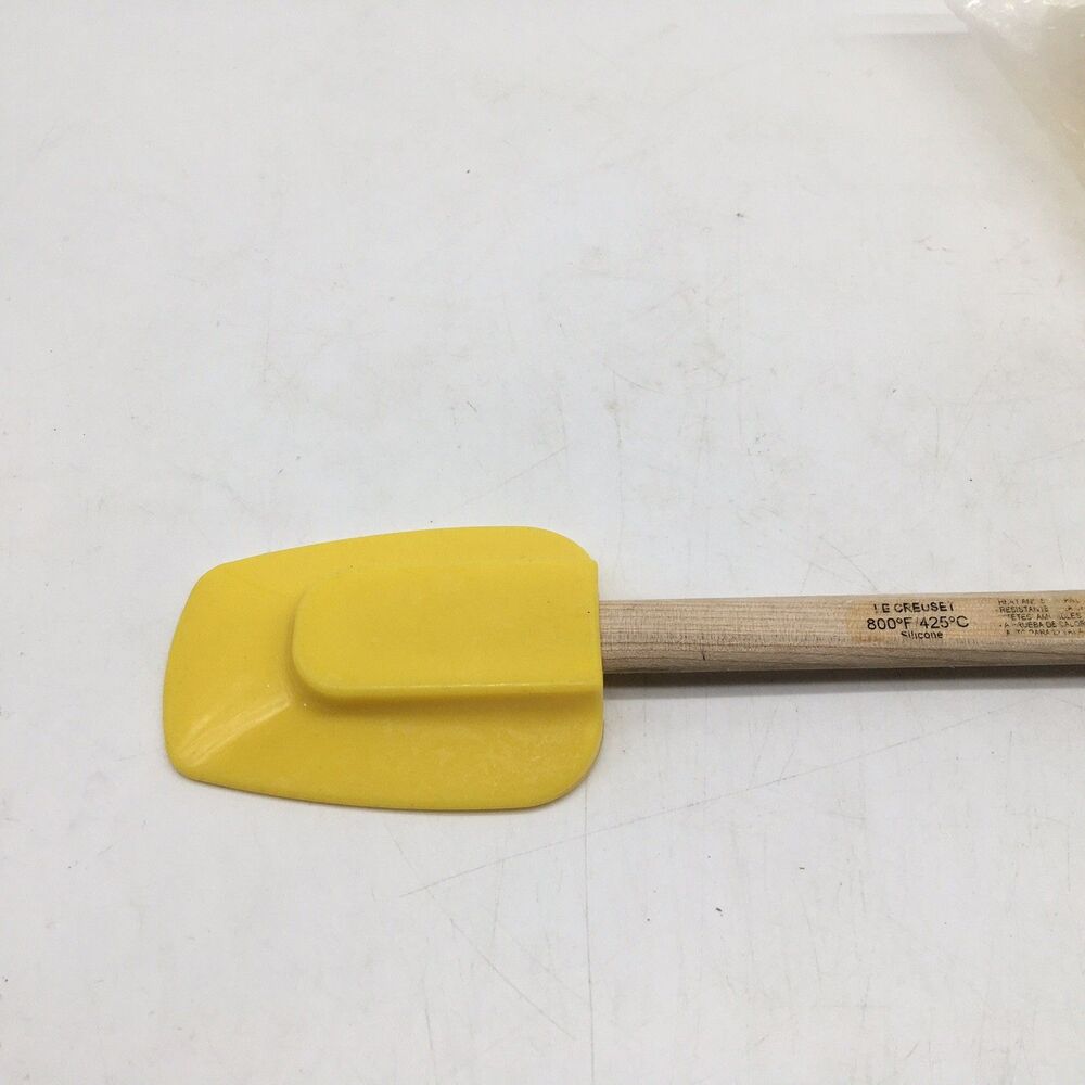 Le Creuset Silicone Spatulas Red Yellow Beech Wood Handle Set of 2 Never Used - Picture 9 of 10